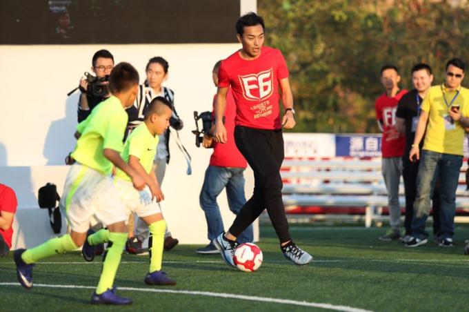 berita perusahaan terbaru tentang Pertandingan Sepak Bola Amal Feng Xiaoting Diselenggarakan Kemarin, Mengabdikan Cinta untuk Masa Depan Sepak Bola China  1
