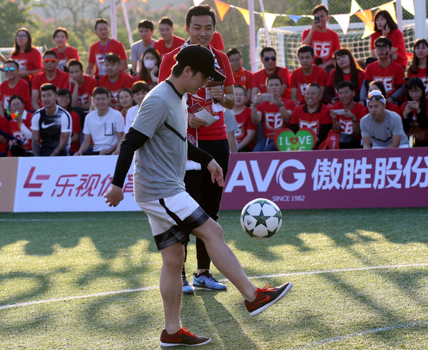 berita perusahaan terbaru tentang Pertandingan Sepak Bola Amal Feng Xiaoting Diselenggarakan Kemarin, Mengabdikan Cinta untuk Masa Depan Sepak Bola China  2