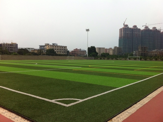 CINA Rumput Sintetis Taman Bermain Sepak Bola Hijau, Rumput Palsu Taman Bermain Untuk Luar pemasok