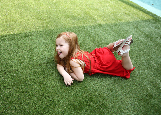 CINA Rumput Buatan Taman Bermain Anak Untuk Lansekap, Karpet Rumput Hijau Palsu pemasok