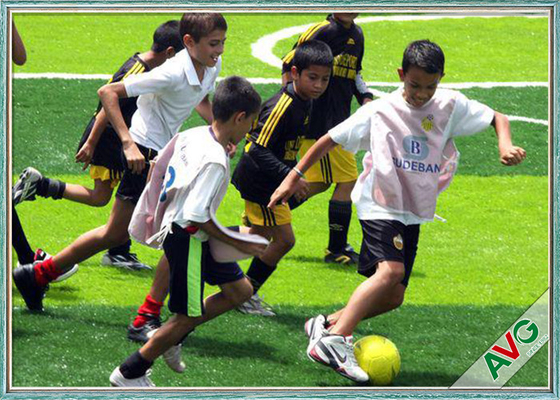 CINA Rumput Buatan Sepak Bola Luar Ruangan Dengan Dukungan Tahan Lama Bahan PE Rumput Buatan Untuk Futsal pemasok