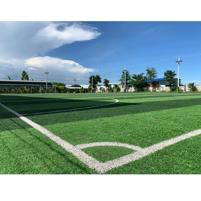 CINA Gulungan Rumput Buatan Hijau Lembut 40mm Untuk Lapangan Sepak Bola pemasok