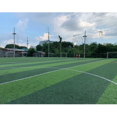 CINA Karpet futsal Rumput Sintetis Hijau SGS Untuk Lapangan Sepak Bola pemasok
