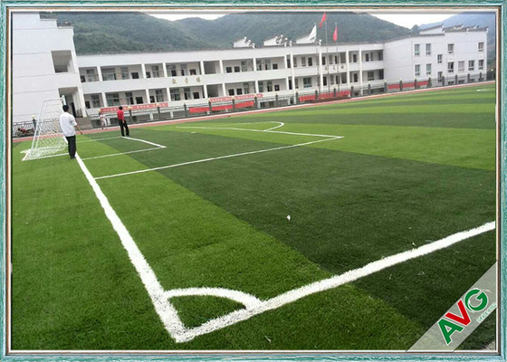 CINA Standar FIFA Multi-Fungsional Lapangan Sepak Bola Rumput Buatan 12000 Dtex Hemat Air pemasok