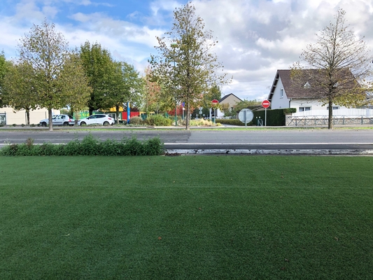 Outdoor berkualitas tinggi lanskap dekoratif rumput sintetis rumput sintetis untuk taman pemasok