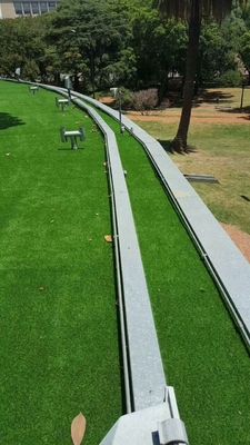 40mm Home Garden Artificial Grass Surface Lush Untuk Area Rekreasi pemasok