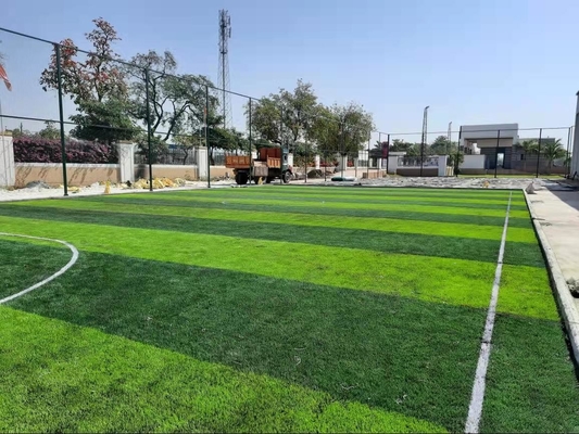 Rumput Sepak Bola Buatan Kualitas FIFA Untuk Lapangan Sepak Bola Luar Ruangan Dan Dalam Ruangan 55MM pemasok