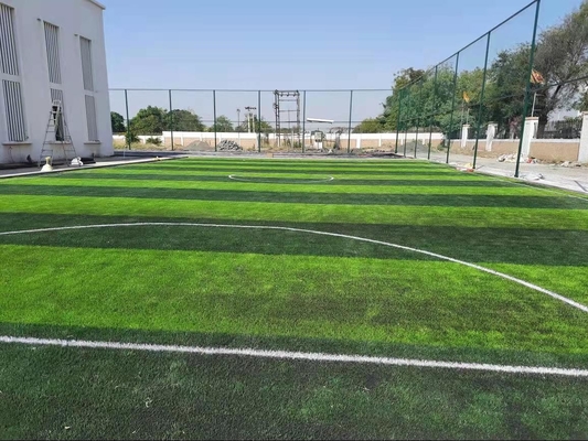 Karpet Rumput Sepak Bola Rumput Buatan Populer 50mm Untuk Oudoor pemasok