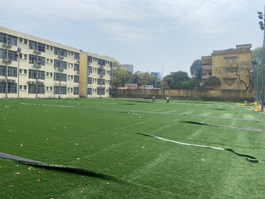 Karpet Rumput Sepak Bola Rumput Buatan Populer 50mm Untuk Oudoor pemasok