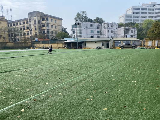 Rumput Sepak Bola Buatan Serba Guna 45mm Untuk Lapangan Sepak Bola ISO9001 pemasok