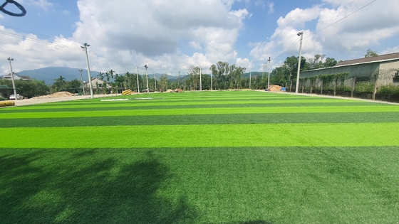Karpet Rumput Sepak Bola Sintetis Rumput Sintetis Tahan Abrasi 45mm pemasok